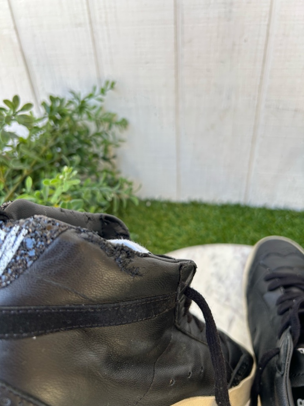 GOLDEN GOOSE
Women'Mid Star in black Zappa with black glitter star Sz 40 
$695 - Picture 16 of 17